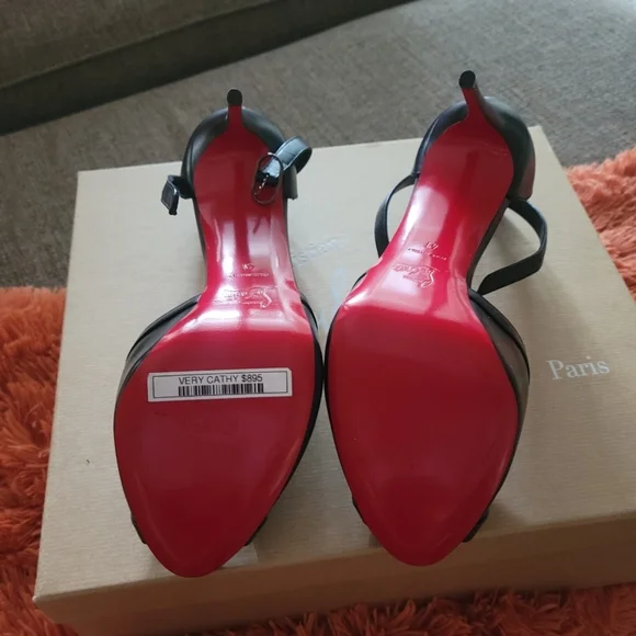 Shoes and sunglasses - Picture 8 of 9